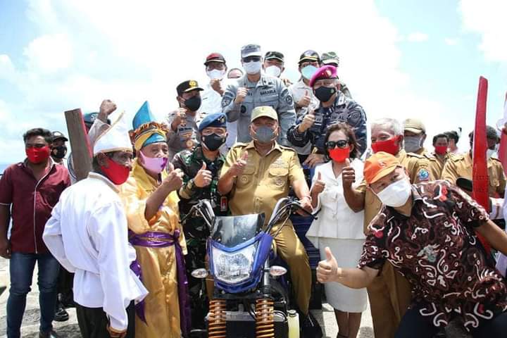 Gubernur Olly bersama Forkopimda Sulut saat berada di Pulau Kakorotan meninjau pelaksanaan vaksinasi massal