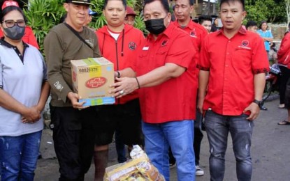 Ketua DPC PDIP Minahasa Serahkan Bantuan Kepada Korban Banjir.