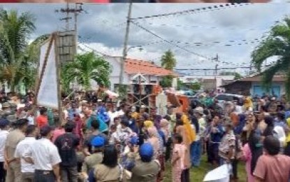 Ratusan Masyarakat Desa Belang Gelar Aksi Di Kantor Kecamatan Belang