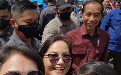 Dampingi Pimpinan dan Anggota DPRD Sulut,  Sandra Moniaga Abadikan Momen dengan Presiden Jokowi