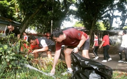 Wagub Kandouw Olahraga Sambil Bersihkan Sekitar Gedung KONI