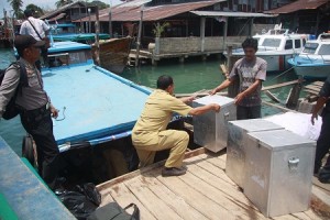 Staf KPU Kabupaten Bintan mendistribusikan logistik Pemilu 2014 menuju sejumlah pulau di pelabuhan Barek Motor, Kijang, Bintan