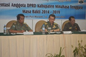 Gubernur Sarundajang didampingi Kaban Diklat Provinsi dan Wabup Kepulauan Talaud Petrus Tuange.