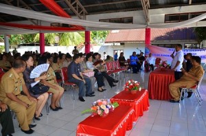 Wagub Kansil bersama para guru di pulau Tagulandang Kabupaten SITARO