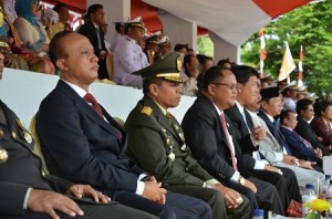 Wagub Djouhari Kansil bersama para pejabat TNI/Polri mengikuti upacara HUT TNI ke 69 di Lapangan Sario, Selasa (7/10)