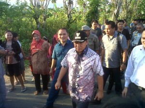 Bupati Mitra James Sumendap SH dalam suatu kunjungan. Pekan ini, sejumlah pejabat di lingkup Pemkab Mitra bakal dimutasi dan dipromosi.