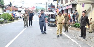 Bupati Mitra James Sumendap berkeliling di pusat kota Ratahan. Jalan di pusat Kota Ratahan rencananya akan diperlebar 18 meter pada kedua sisi.