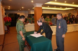 Wagub Kansil menyaksikan serah terima jabatan dari pejabat lama Sekretaris DPRD Sulut John Palandung kepada pejabat baru A. Mononutu, Senin (20/10) di kantor Gubernur.