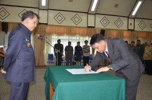 Gubernur SH Sarundajang melantik Manengkey sebagai Sekretaris Daerah Kabupaten Sitaro.