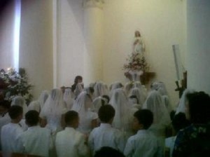 Sebanyak 81 anak menerima komuni pertama di Gereja Katedral Manado, Minggu (16/11) pagi