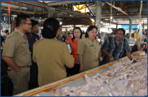 Pemkot Bitung turun ke pasar dan swalayan guna melihat stok bahan baku.