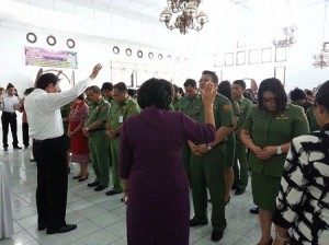 Bupati Jw Sajow dalam suatu ibadah bersama PNS di lingkup Pemkab Minahasa