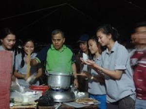 Bupati Minahasa Jantje W Sajow di tengah para peserta festival pasar minahasa