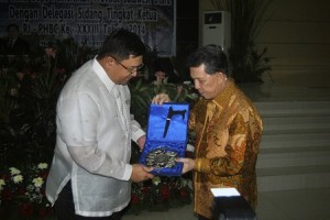 Gubernur SH Sarundajang menerima cendra mata dari delegasi Filipina di malam baku dapa.