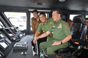 Gubernur SH Sarundajang bersama Wakil Wali Kota Manado Harley Mangindaan saat peluncuran kapal cepat majestic Kawanua di pelabuhan manado, Senin (17/11)