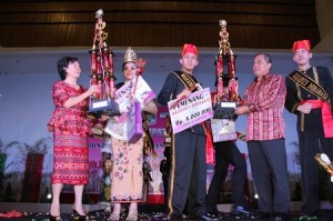 Pemilihan Waraney dan Wulan Minahasa diumumkan di pameran dalam rangka HUT Minahasa.