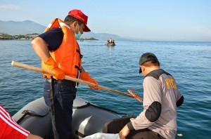 Wakil Gubernur Djouhari Kansil turun melaut bersihkan pantai Manado, Jumat (21/11)