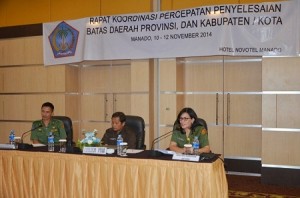 Karo Pemerintahan dan Humas Pemprov Sulut saat bawakan materi terkait batas wilayah kabupaten dan kota.