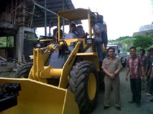 Plt Kadis PU Kota Manado didampingi Kabid Bina Marga di acara peluncuran alat berat