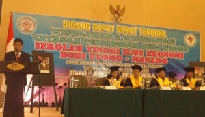 Wisuda mahasiswa STIE Budi Utomo Manado.