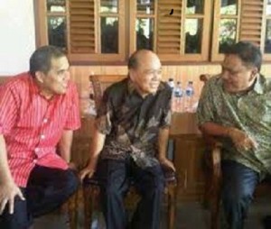 Freddy Sualang pada suatu kesempatan, didampingi Olly Dondokambey dan JW Sajow di kediaman Wen Win.