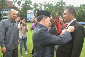 Gubernur SH Sarundajang memberi penghargaan pada pegawai PU yang berprestasi di Hari Bhakti PU