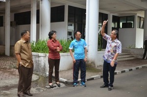 Wagub Djouhari Kansil melihat proyek perbaikan di Kantor Gubernur