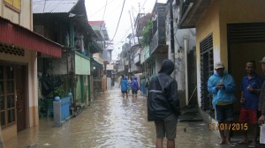 Air sudah memasuki rumah warga, Minggu (11/1)