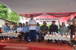 Gubernur SH Sarundajang membawakan sambutan.