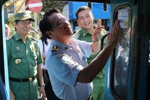 Kadis Perhubungan Manado bersama Walikota dan Wawali menempel stiker harga trayek dalam kota setelah turunnya harga BBM, Rabu (7/1)