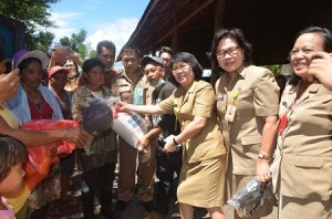 Kegiatan dalam rangka HUT ke-&) Gubernur dengan menyerahkan bantuan natura.