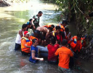 Evakuasi korban di sungai Sawangan oleh tim rescue