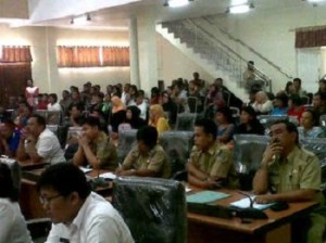 Warga Kampung Bobo lakukan dengar pendapat dengan Komisi A DPRD Kota Manado, Rabu (11/2)