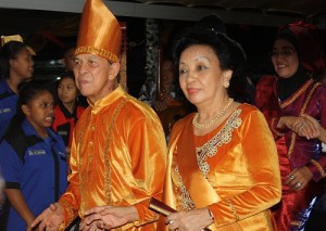 Gubernur SH Sarundajang bersama istri larut dalam gerak tari adat Tulude di Sangihe, Sabtu (31/1) malam.