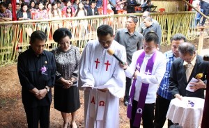 Pemberkatan peletakan batu pertama pembangunan gedung gereja Kepel Jauh KGPM Banalang Duata Kampung Pelelangen, Tabukan Tengah, Sangihe, Minggu (1/1)