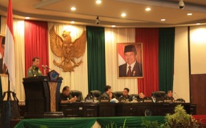 Gubernur SHS berikan jawaban terhadap tanggapan dan pertanyaan Fraksi-Fraksi DPRD SUlut, Senin (9/2)