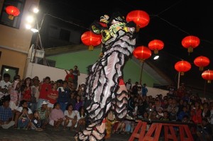 Atraksi Barongsai di Klenteng Kwan Kong, yang menyedot perhatian ribuan warga Manado dan sekitarnya, Rabu (18/2) malam.