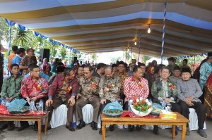 Gubernur dan Wakil Gubernur Sulut menyatu dengan warga Jaton di Fesbudaton 2015