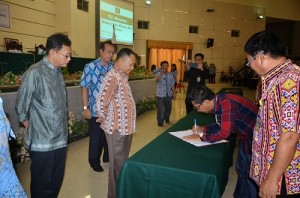 Wagub Djouhari Kansil menyaksikan penandatanganan kontrak pengadaan barang dan jasa pemerintah, Kamis (26/2)