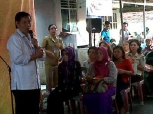 Wali Kota GS Vicky Lumentut membaur bersama warga di kelurahan Wawonasa kecamatan Singkil, Selasa (17/2)