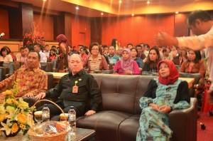 Asisten I Setda Pemprov Sulut saat mengikuti Sosialisasi penyelenggaraan Pilkada yang beretika, Rabu (8/4)