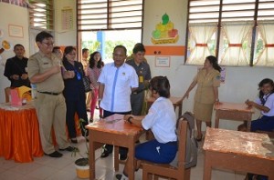 Kunjungan Wagub Djouhari Kansil dan pejabat teras Pemprov Sulut saat Bhakti Sosial di pulau Mantehage Kabupaten Minut.