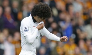  Fellaini tertunduk usai diusir wasit setelah melakukan pelanggaran (Foto: Reuters) 