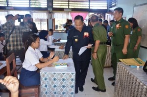 Wagub Djouhari Kansil bersama Wawali Manado Ai Mangindaan saat membuka naskah dan membagikan naskah UN di SMP Negeri 6 Manado.