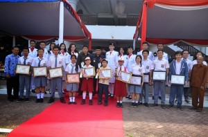 Wagub Djouhari Kansil bersama para siswa berprestasi di Hardiknas.