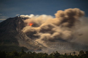 Lava pijar disertai debu vulkanik meluncur di lereng Gunung Sinabung, tampak dari Desa Tiga Pancur, Karo, Sumut, Kamis (9/10) dini hari.