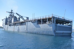 Kapal Perang USS Rushmore di teluk Manado