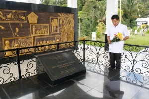 Ziarah di Makam mantan Gubernur Sulut AJ Sondakh.(foto:tim)  