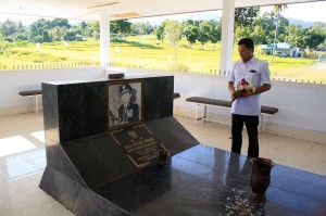 Ziarah di Makam mantan Gubernur Sulut HV Worang.(foto:tim)