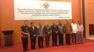 Bupati Minahasa Drs. Jantje Wowiling Sayow, MSi foto bersama seusai menerima Piagam Penghargaan Opini WTP dari BPK RI Perwakilan Sulut.